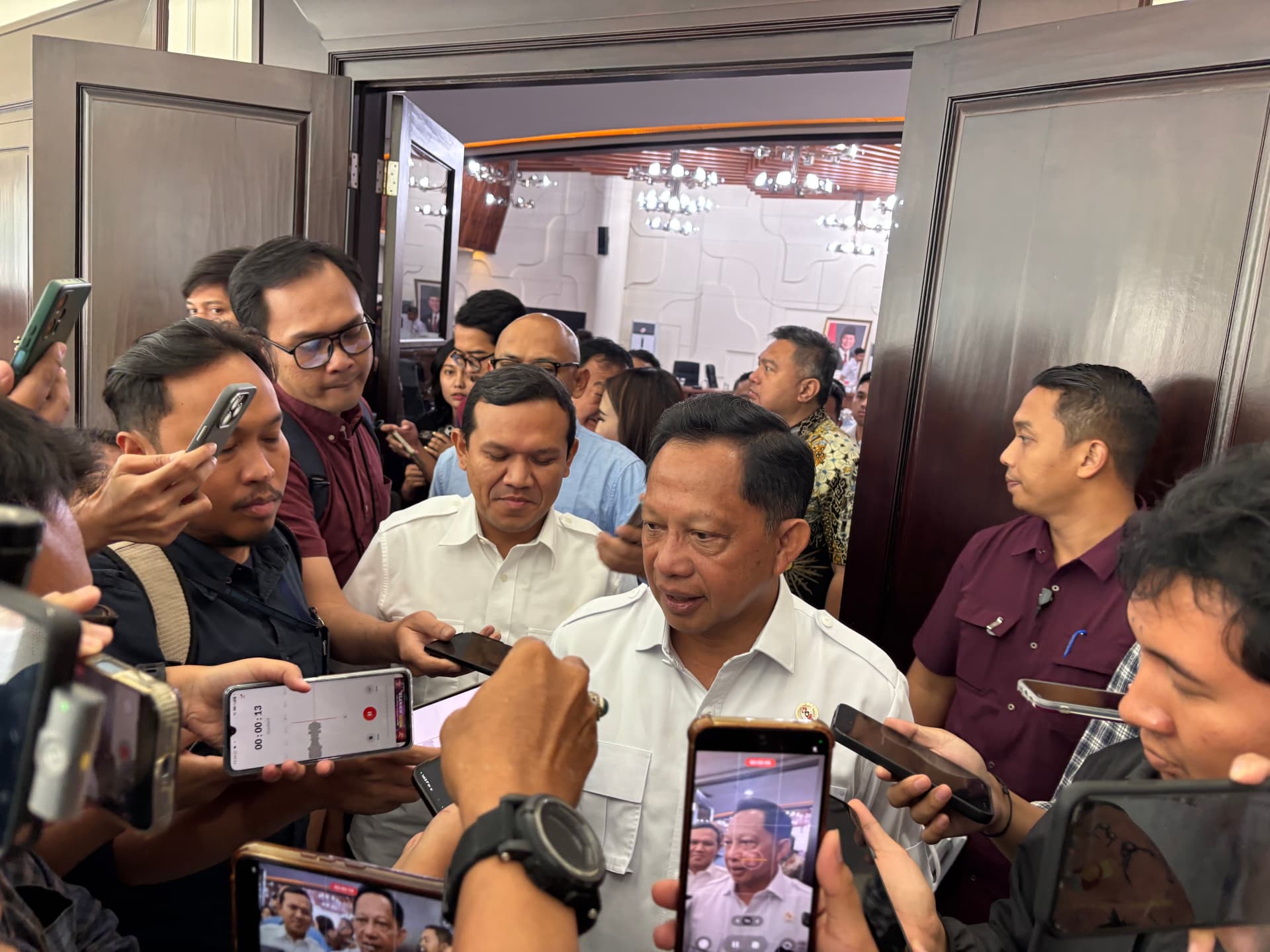 Pemerintah Kaji Tarik Guru PPPK Jadi ASN Pusat untuk Ringankan Beban Pemda 