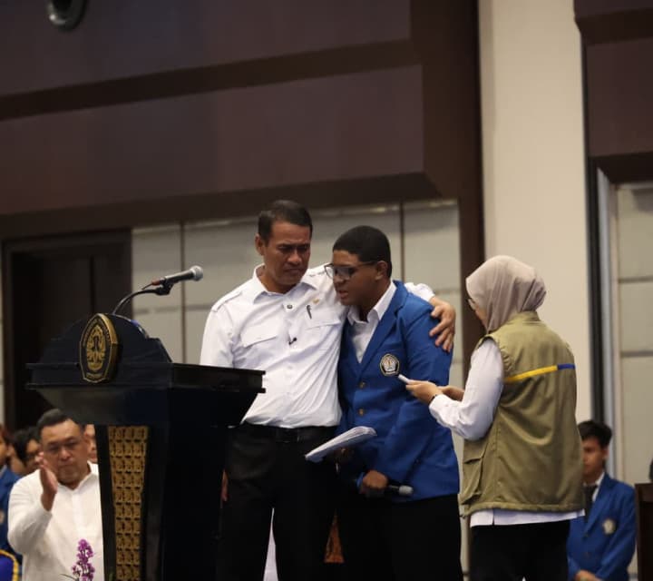 Dengar Keluhan Mahasiswa Baru Undip, Mentan Amran Langsung Minta Bulog Kirim Beras ke Alor