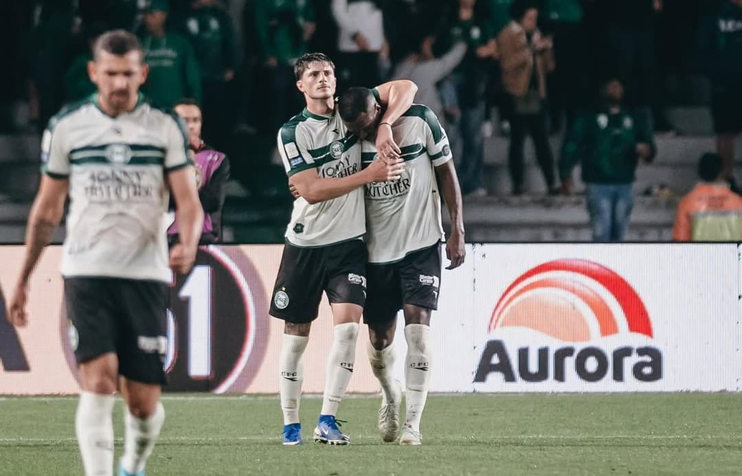 Cek Videonya! Momen Bek Brasil Jacy Maranhao Terperosok ke Lubang Saat Selebrasi Gol 
