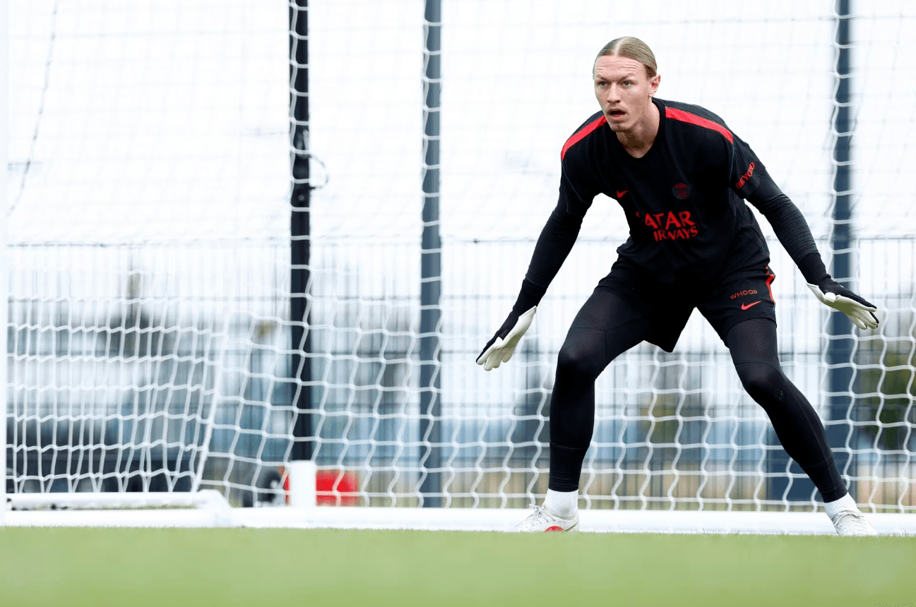 Kiper PSG Matvey Safonov Minta Timnya Fokus Lawan Aston Villa di Piala Super Eropa