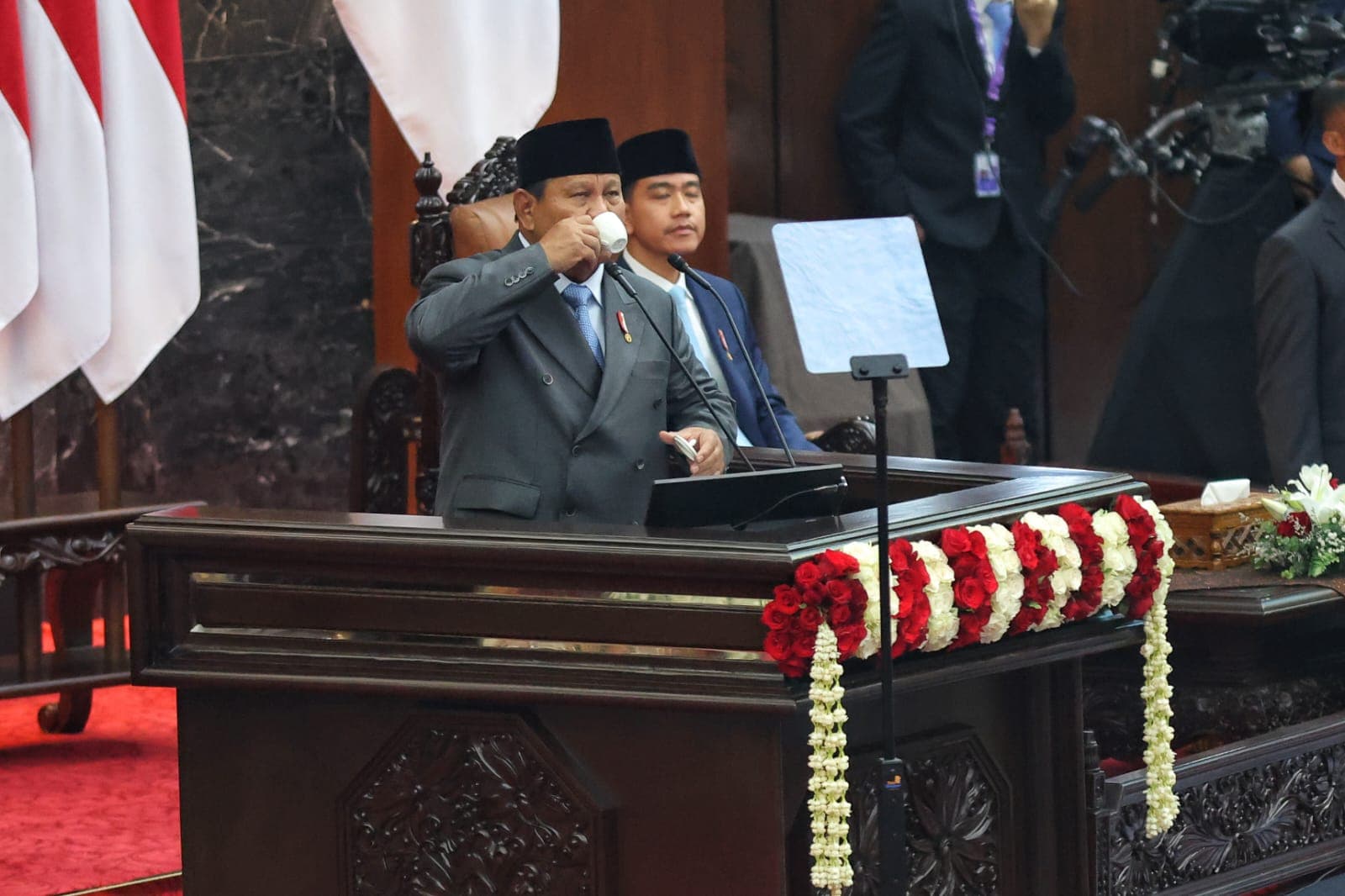  Seruput Kopi di Sela Pidato, Prabowo: Tenang Aja, Pemilu Masih Lama