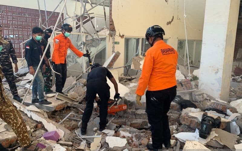 Basarnas Evakuasi Tiga Korban Reruntuhan Bangunan Akibat Gempa NTT