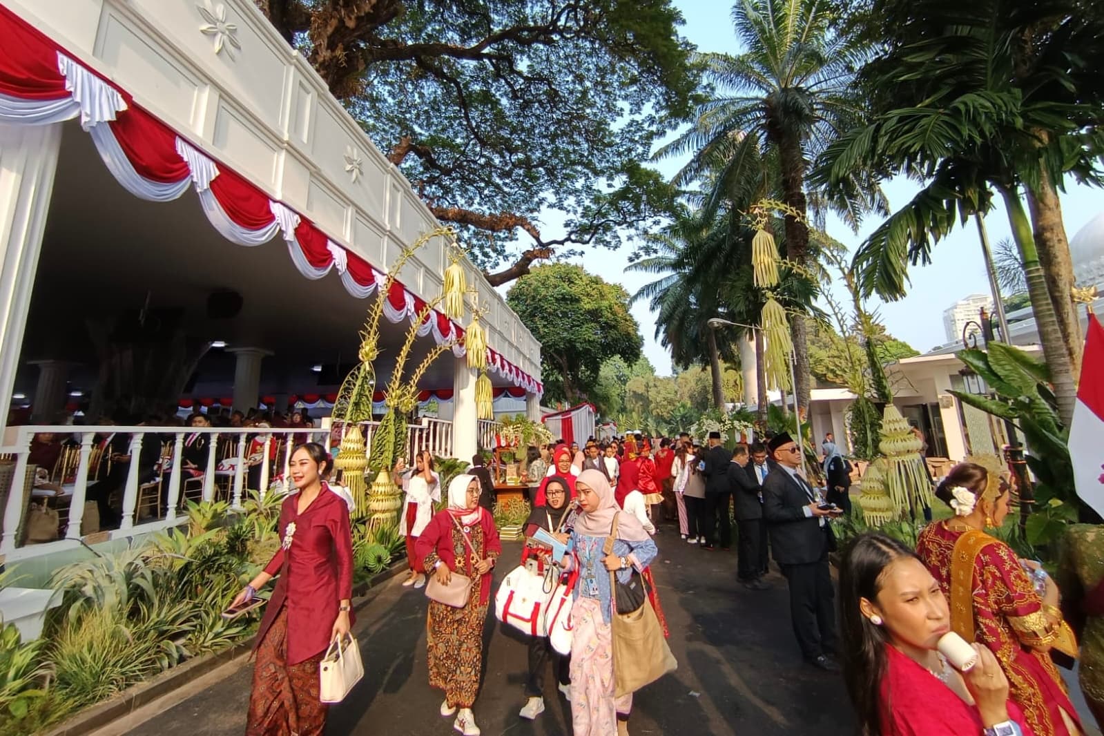Rayakan HUT ke-81 RI, Masyarakat Mulai Berdatangan ke Istana Merdeka
