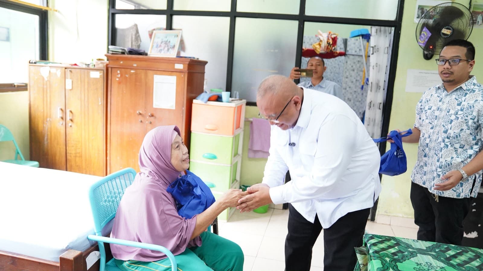  LPDB Koperasi Rayakan 20 Tahun dengan Salurkan Ratusan Paket Bantuan untuk Lansia