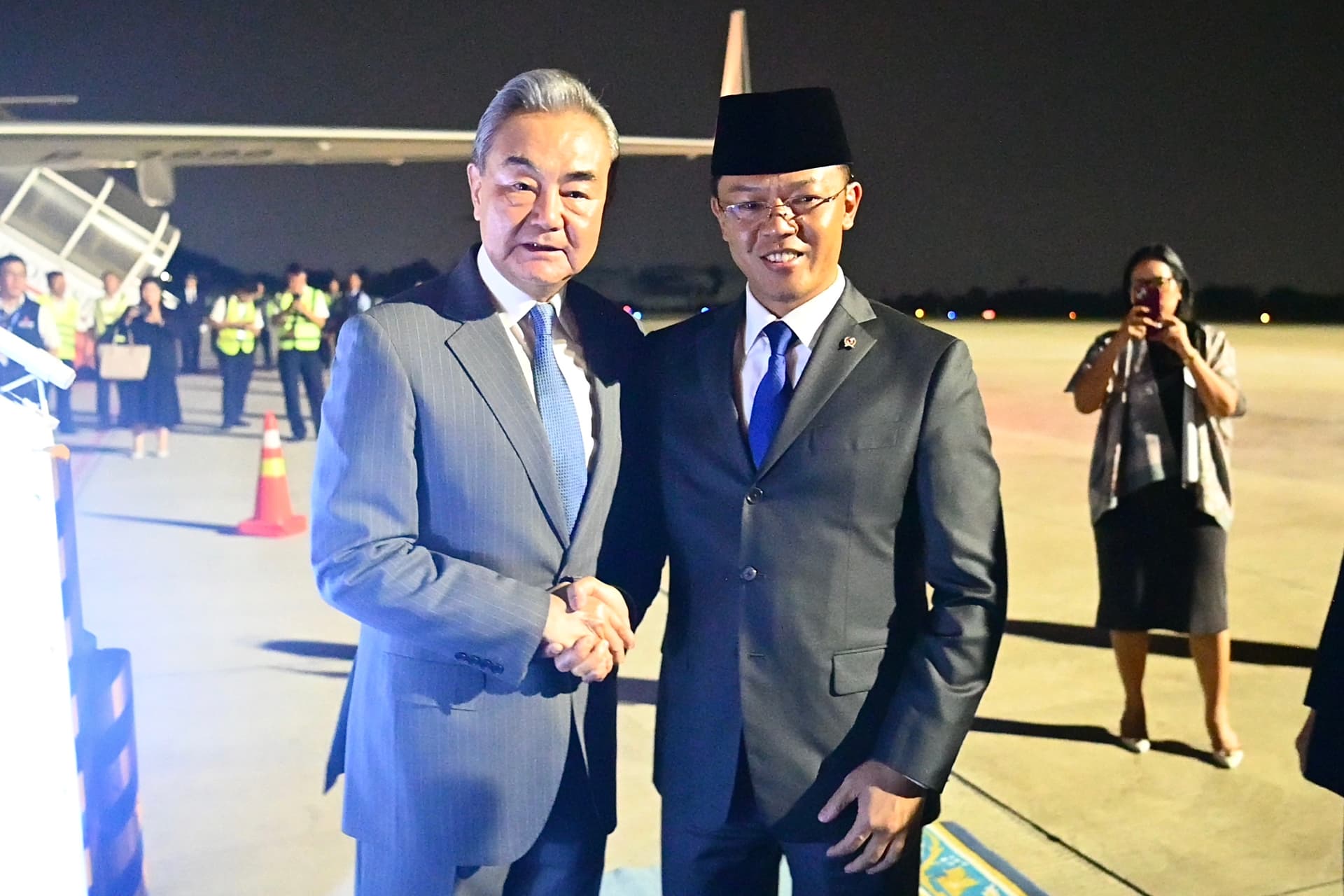 Menlu RI Sugiono Jemput Langsung Ketibaan Menlu RRT Wang Yi di Jakarta