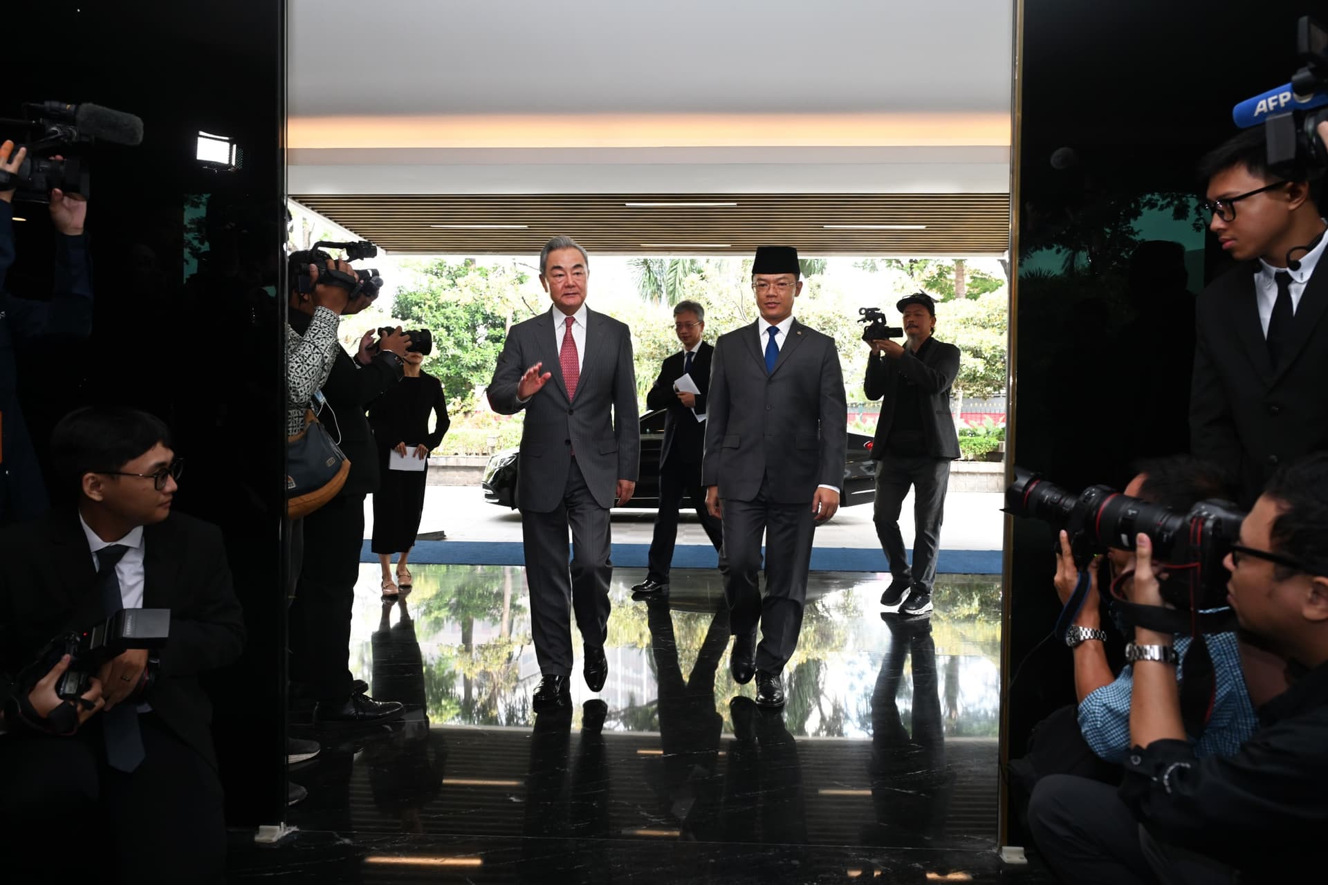 Pertemuan Sugiono dan Menlu China Bahas Kelanjutan Proyek Kereta Cepat Whoosh