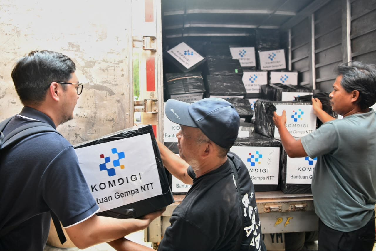 Kemenkomdigi Salurkan 15 Ton Logistik dan 20 Starlink untuk Korban Gempa NTT