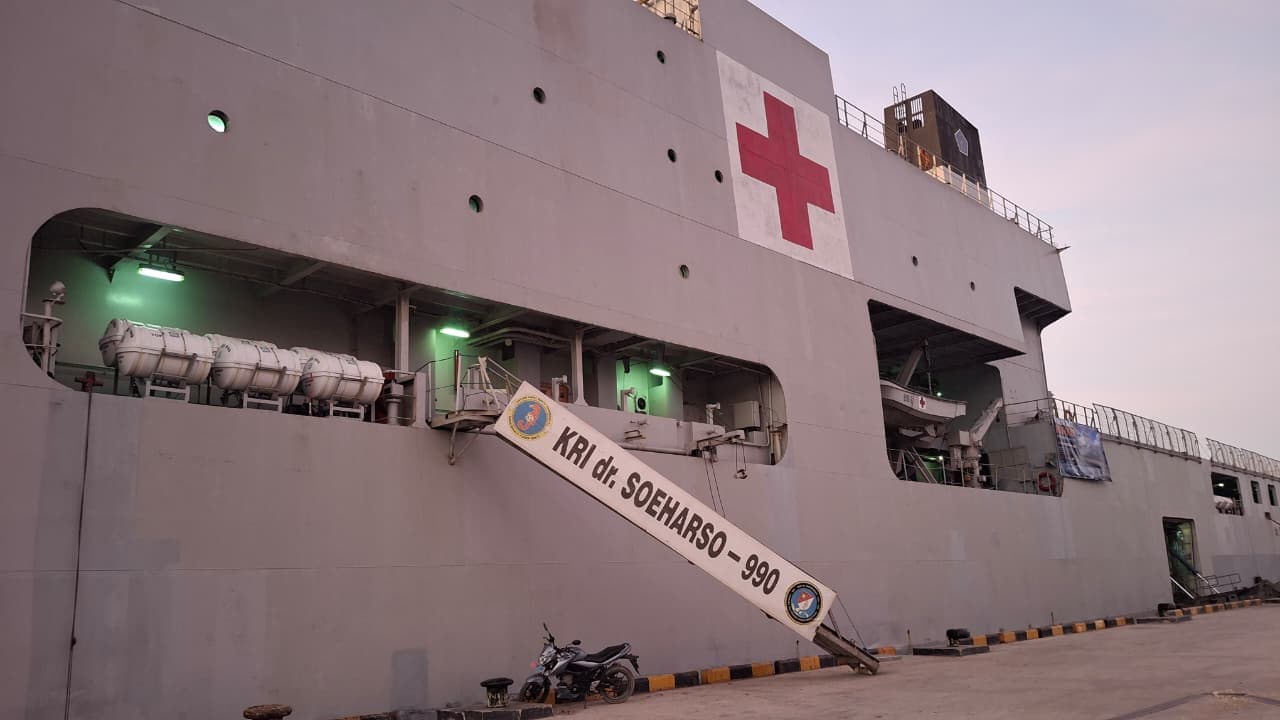 KRI dr Soeharso tiba di Manggarai, Perkuat Penanganan Gempa NTT 