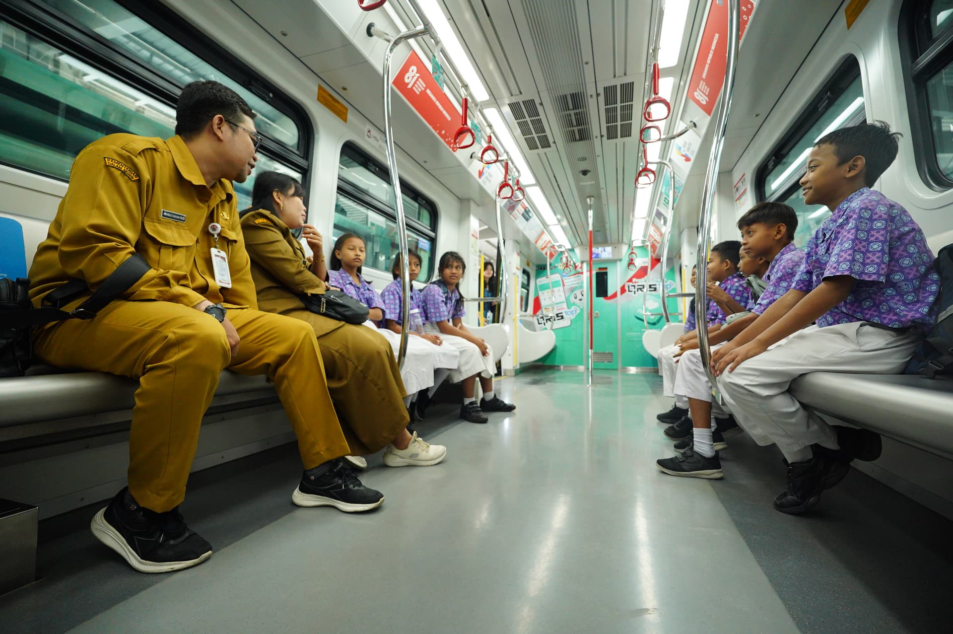 Abu Vulkanik Anak Krakatau Tak Ganggu Operasional LRT Jabodebek