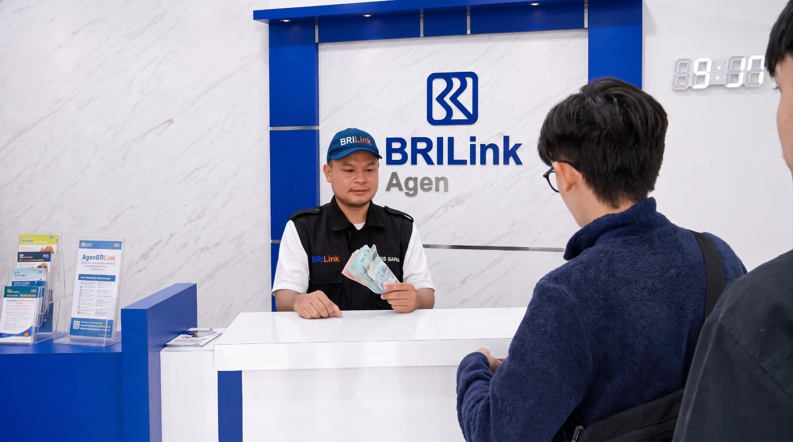 Narsun, BRILink Agen “Juragan” yang Sukses Perluas Perlindungan Sosial ke 7 Ribu Pekerja Informal