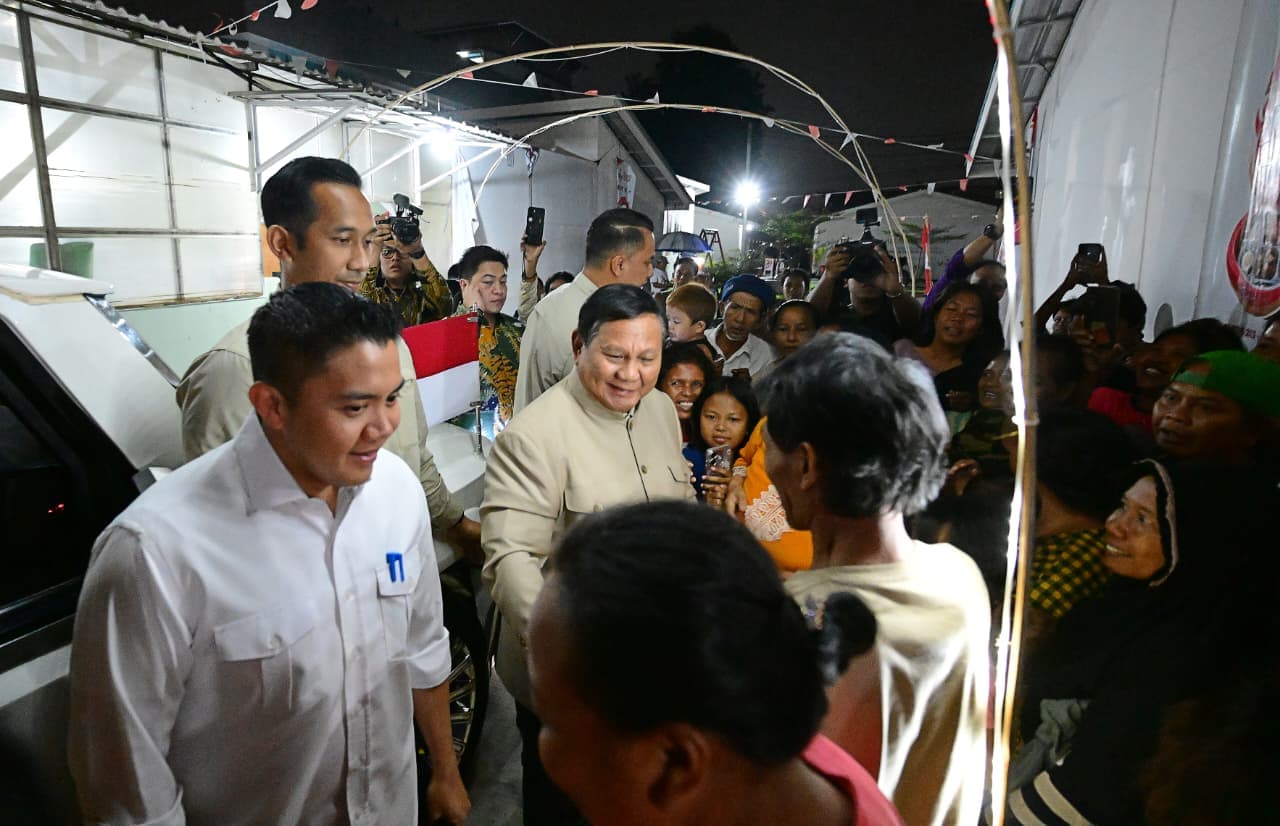 Seskab Bagikan Momen Hangat Prabowo Bersama Warga Relokasi Senen di Hunian Baru