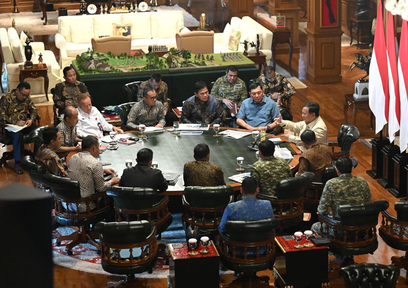  Rapat di Hambalang, Prabowo Bahas Penyesuaian Syarat Rekrutmen TNI untuk Masyarakat Dayak