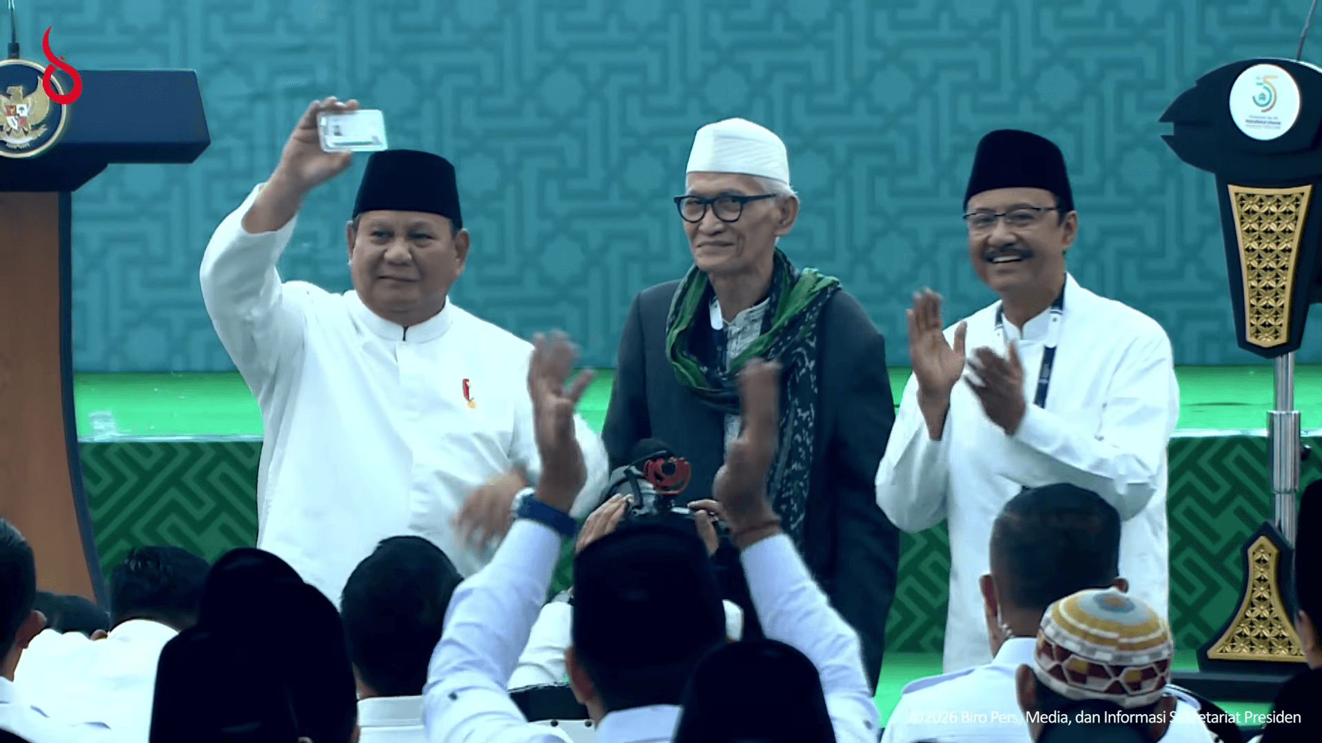 Prabowo Terima Kartu Anggota NU di Penutupan Muktamar, Berlaku Seumur Hidup 