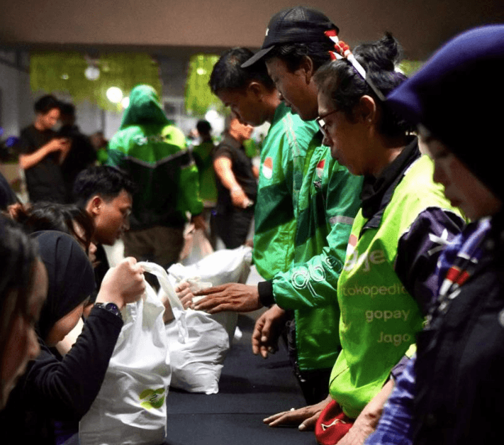 Semangat MengEMASkan Indonesia, Pegadaian Salurkan 1.000 Paket Sembako untuk Pengemudi Ojek Online  