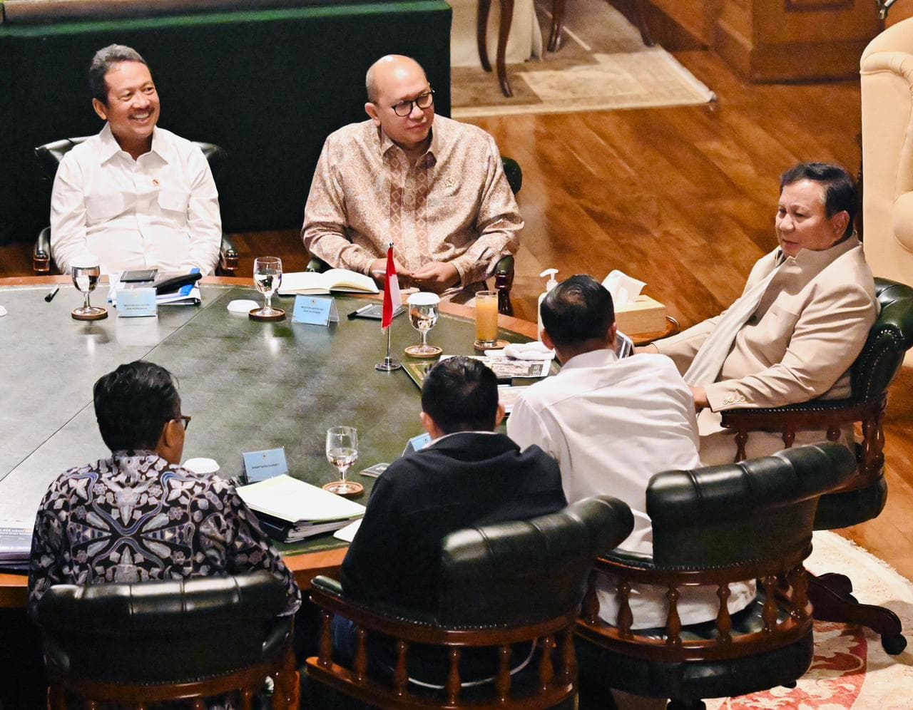 Seskab Teddy: Presiden Prabowo Terima Laporan 100 Kampung Nelayan dan Bantuan Kapal