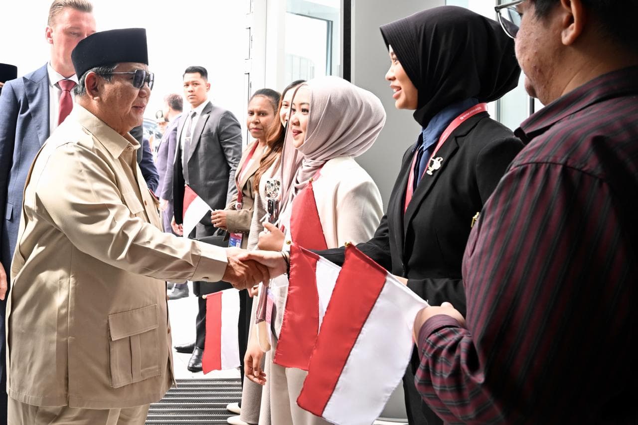Sapaan Hangat Mahasiswa Indonesia Sambut Kedatangan Prabowo di Vladivostok Rusia