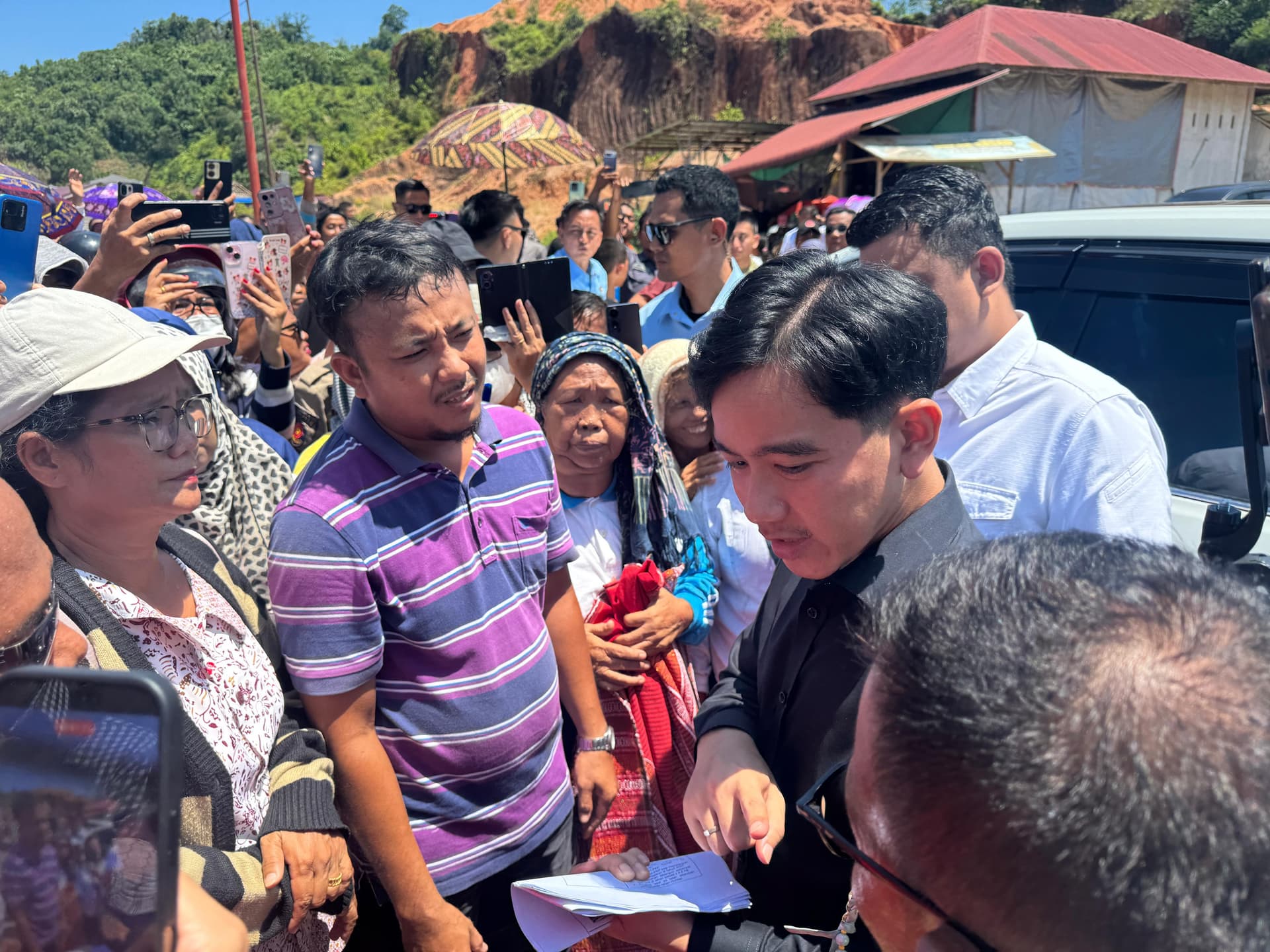 Momen Gibran Dialog dengan Warga Terdampak Bancana dalam Perjalanan Menuju Sabo Dam