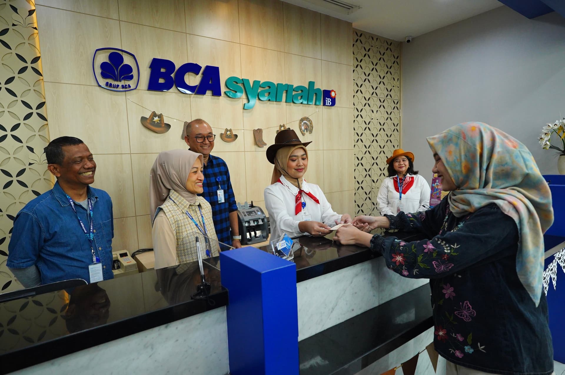 Jajaran Direksi BCA Syariah Menyapa Langsung Nasabah di Hari Pelanggan Nasional 2026