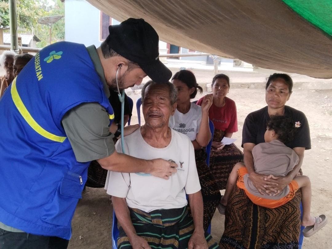 Terjang Medan Ekstrem, Tim Medis Kemenkes Jangkau Korban Gempa di Pelosok Ende