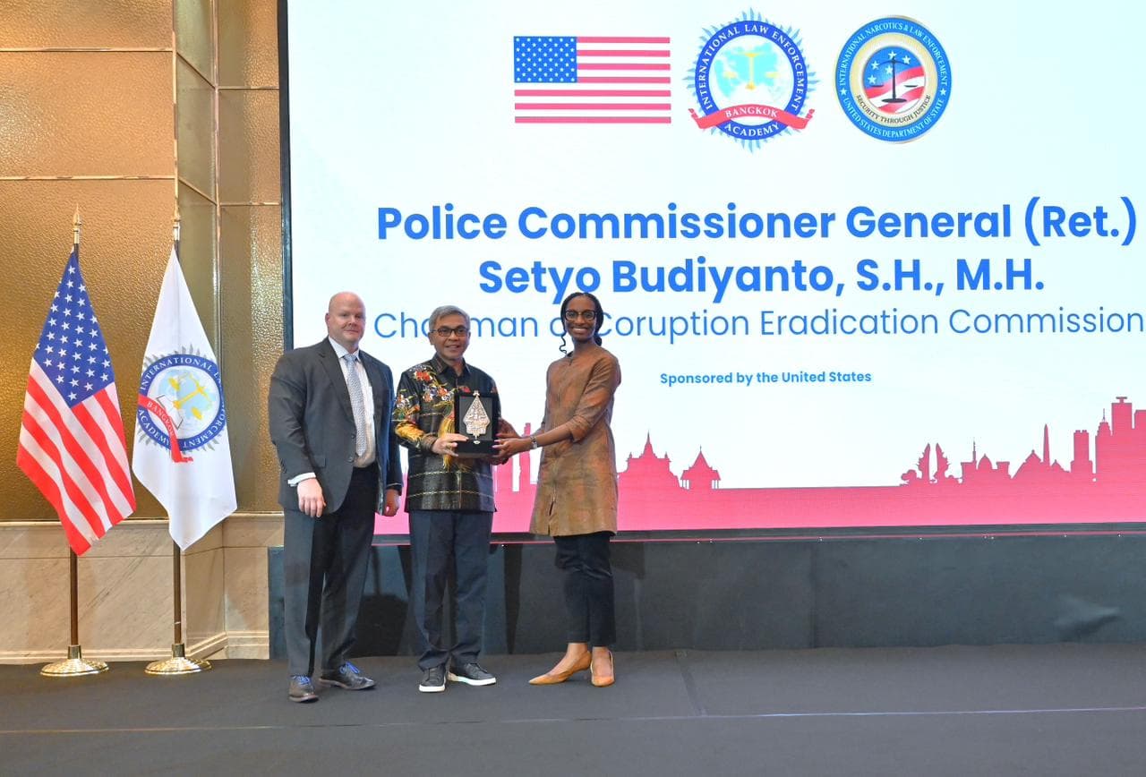 Ketua KPK Dapat Penghargaan Alumnus Berprestasi ILEA Bangkok