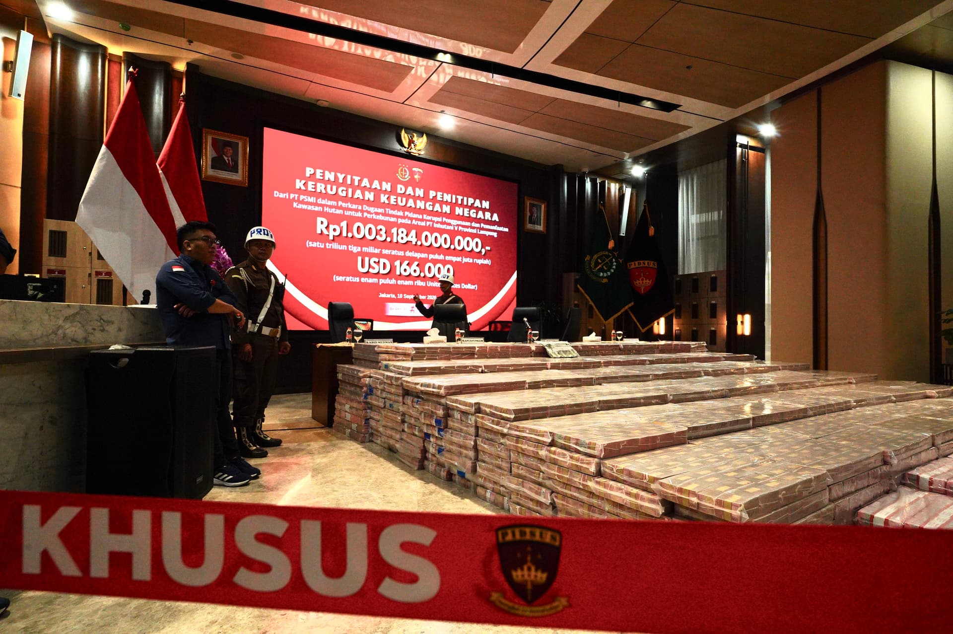 Kejagung Pamerkan Uang Sitaan 1 Triliun Terkait Kasus Serobot Lahan Inhutani V