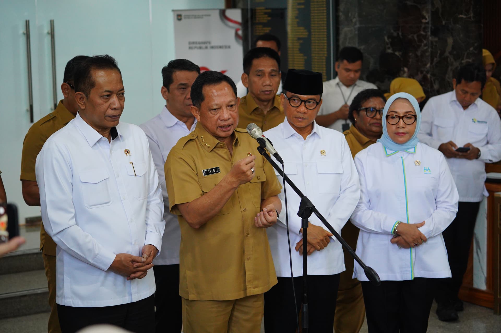 Mendagri Minta Pemda Waspadai Kenaikan Harga Ayam, Telur, dan Beras