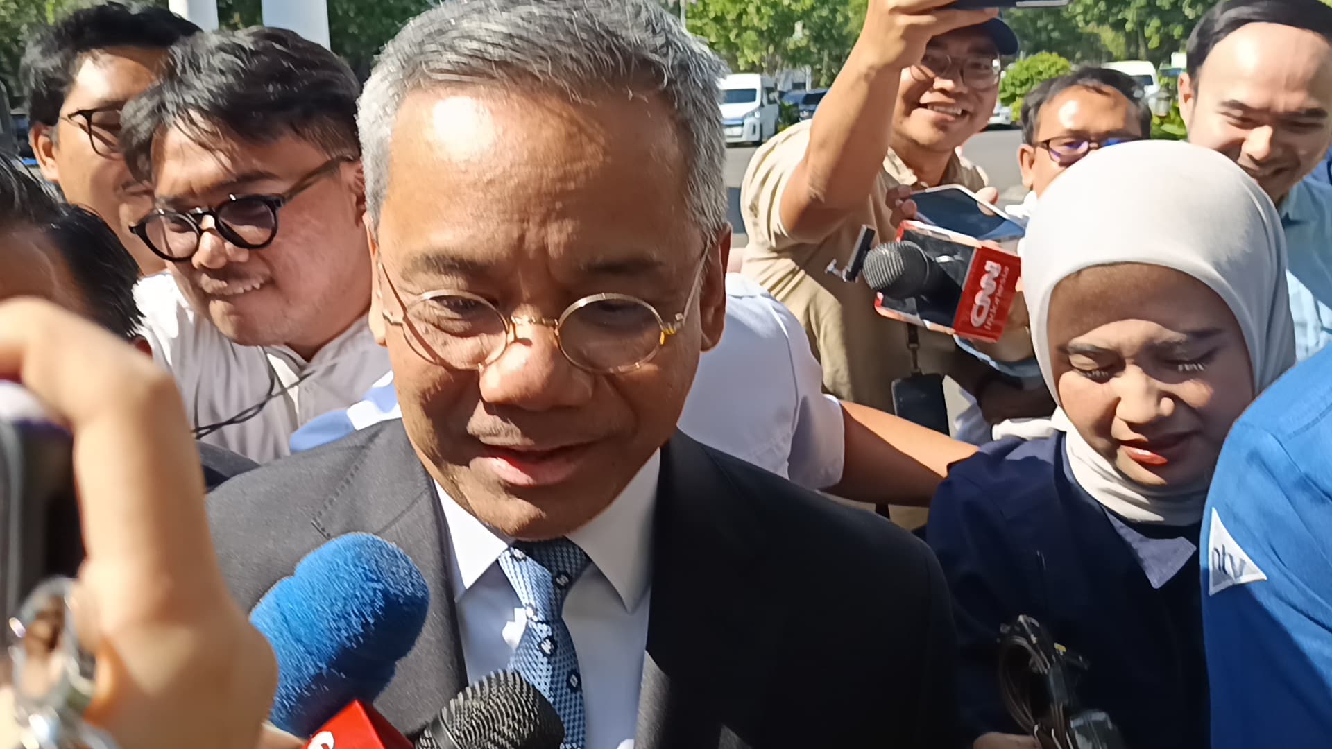 Di Tengah Isu Prabowo Reshuffle Kabinet Hari Ini, Wamenkeu Suahasil dan Istri Tiba di Istana