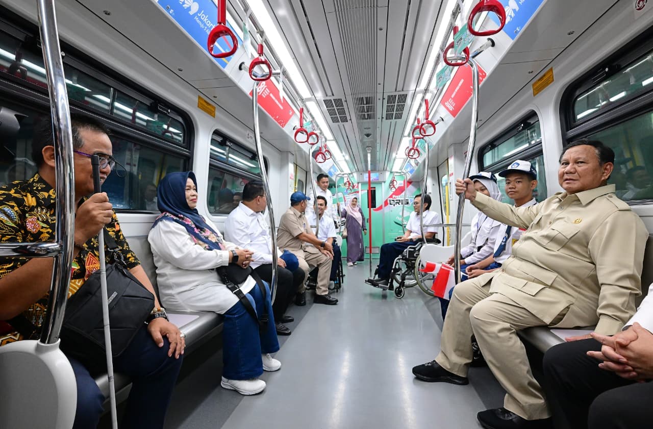 Beragam Cerita Warga Naik LRT Jakarta Bersama Prabowo 