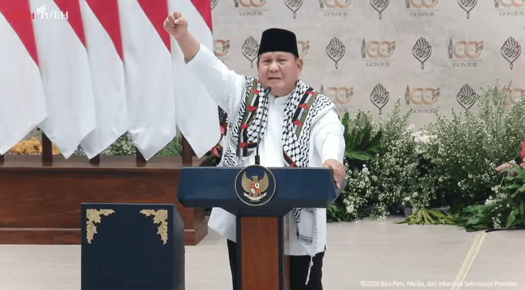 Prabowo Teriakkan 'Free Palestine!' dan Kenakan Keffiyeh Saat di Pondok Modern Gontor