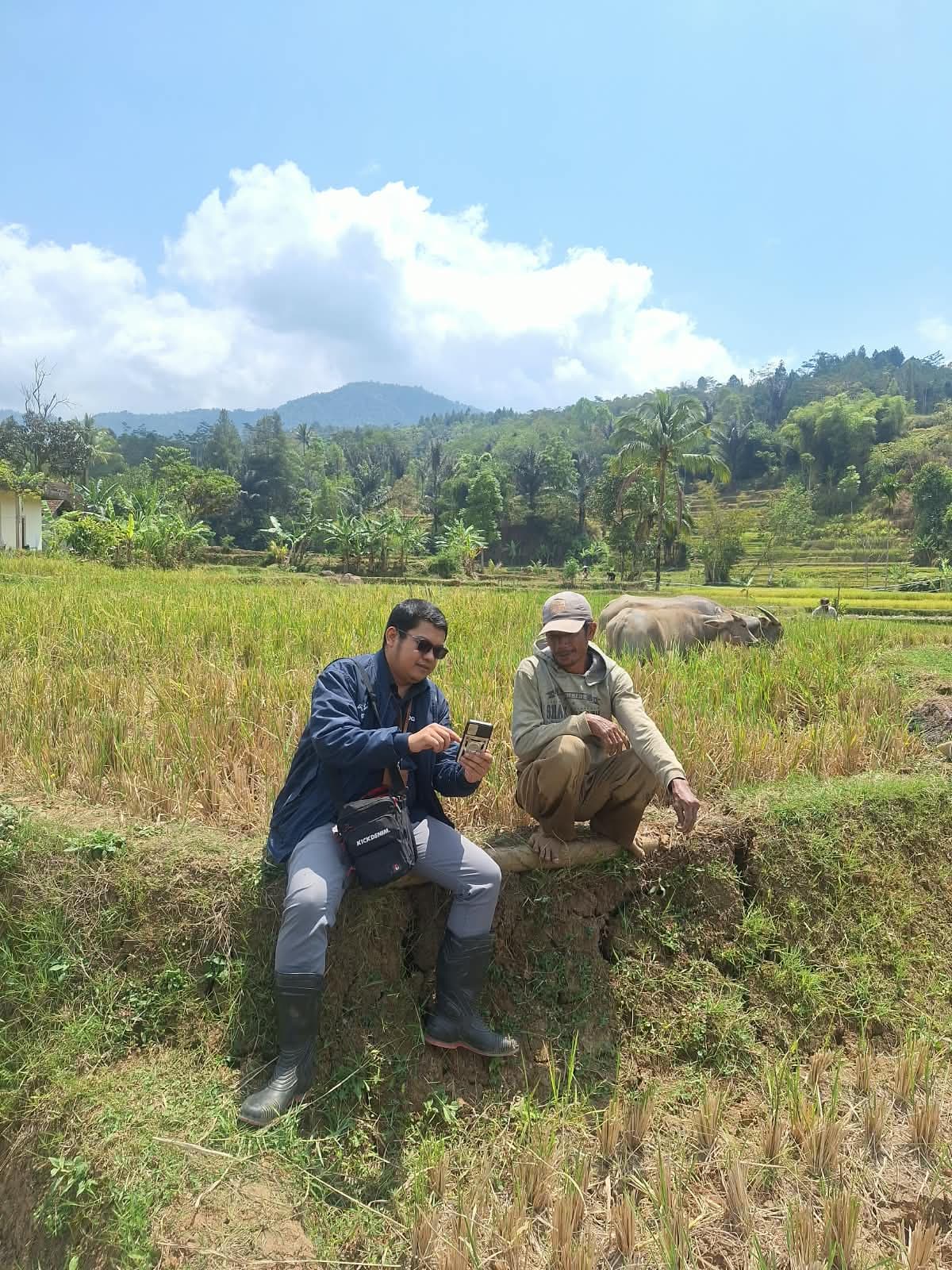Menembus Pegunungan, Mantri BRI Setia Dampingi Warga Garut Selatan