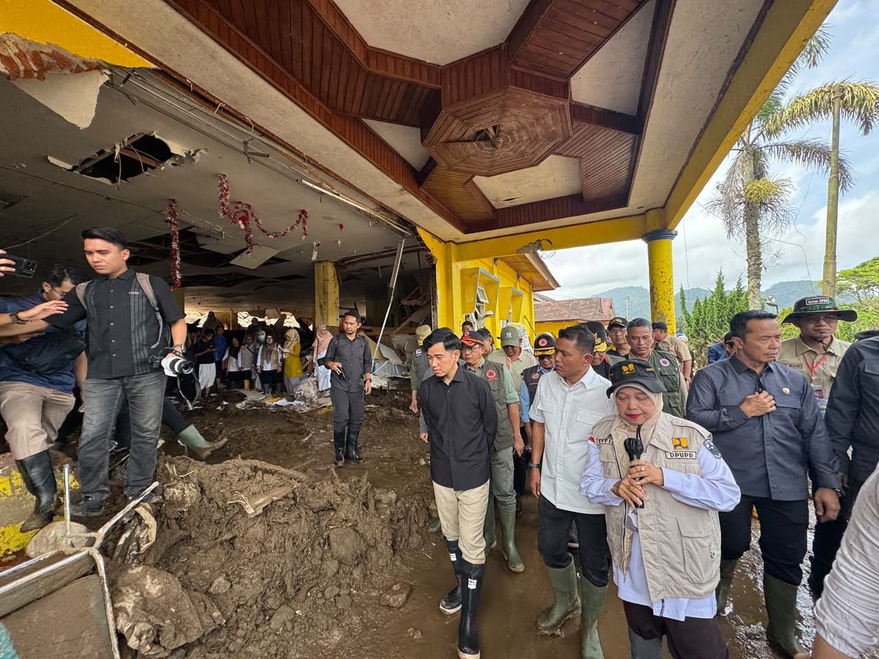 Gibran Tinjau Sejumlah Infrastrukur Terdampak Banjir Bandang di Solok, Dorong Percepatan Pemulihan