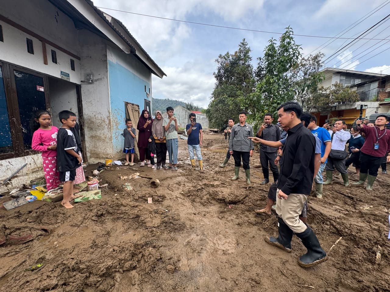 Temui Pengungsi Banjir Bandang Solok, Gibran Pastikan Keselamatan dan Kebutuhan Warga Terpenuhi