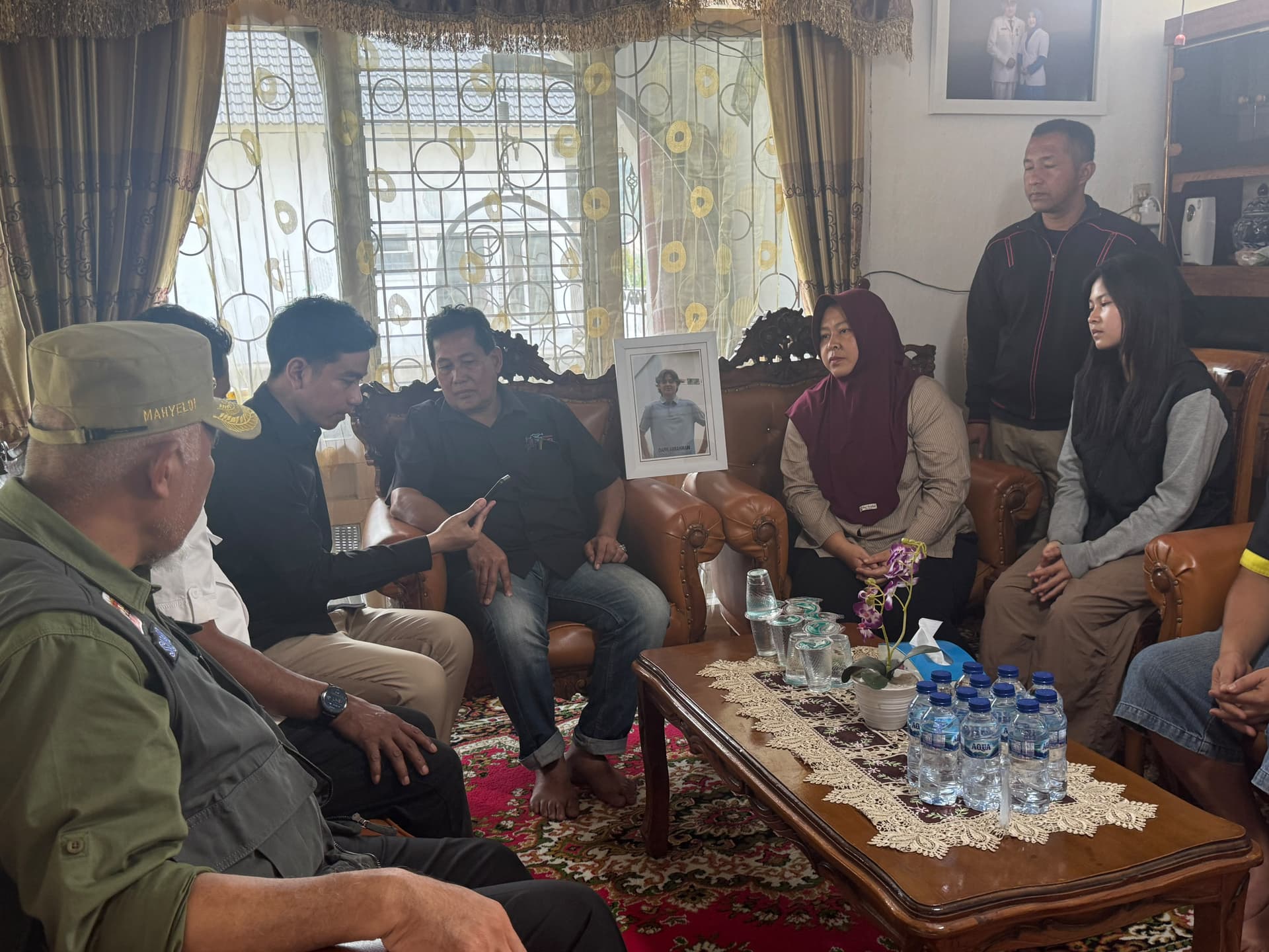 Takziah ke Keluarga Korban Banjir Bandang Solok, Gibran Sampaikan Dukacita