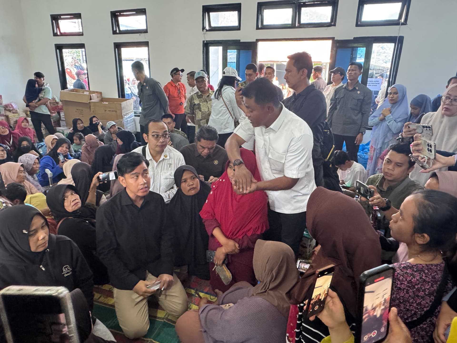 Gibran Perintahkan Dokter Pribadinya Tangani Warga Sakit di Posko Pengungsian Banjir Solok
