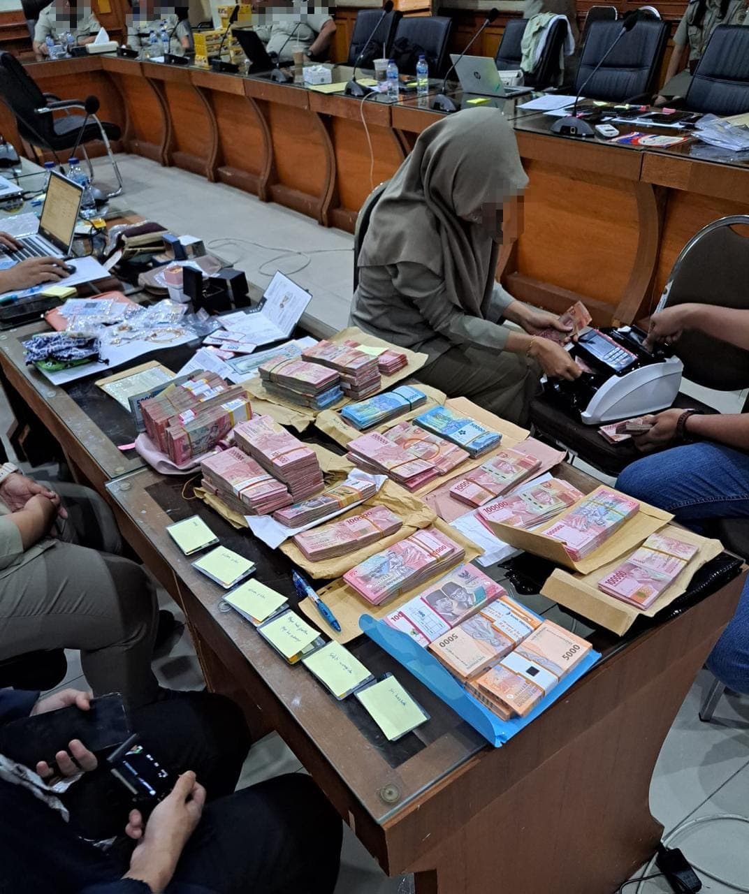 Selain Uang Ratusan Juta, KPK Sita Perhiasan Diduga Emas saat Geledah BPN Jatim