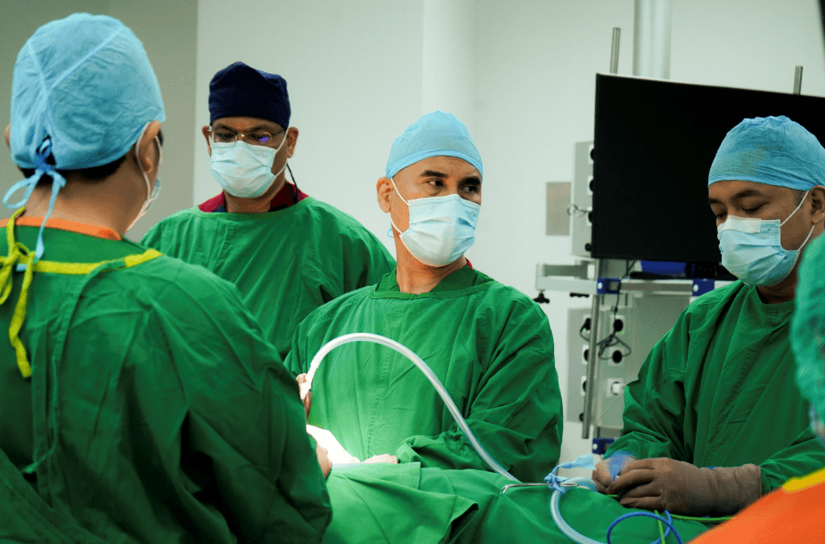 Tim Dokter Urologi Mayapada Sukses Angkat Kanker Prostat di Area Sulit dengan Operasi Robotik