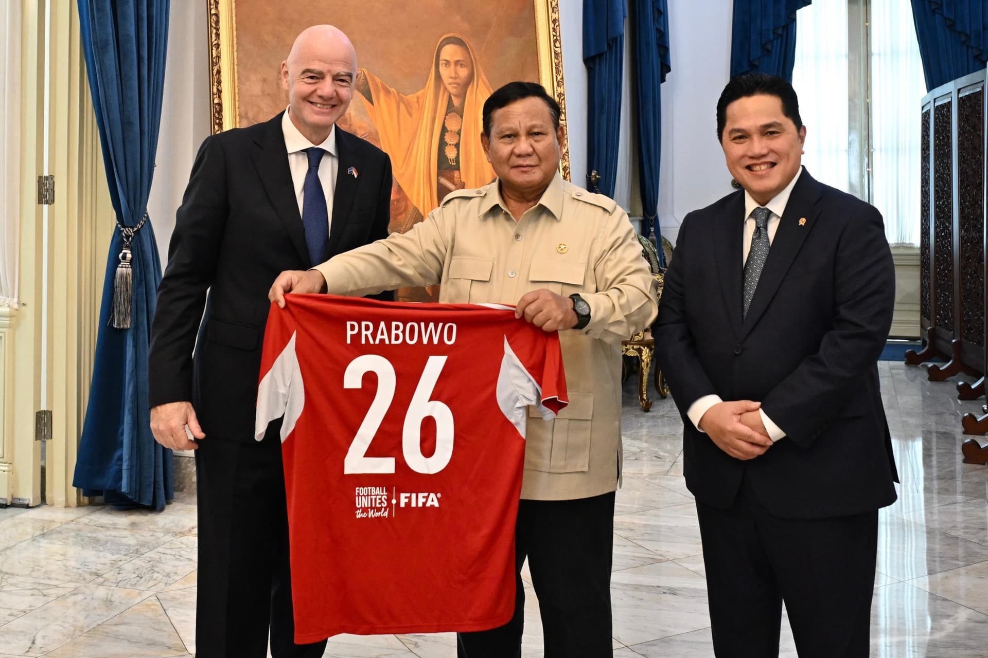 Presiden FIFA Berikan Jersey Nomor 26 untuk Prabowo 