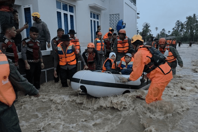 Banjir Padang: Tim SAR Gabungan Evakuasi Lebih dari 50 Warga Terjebak di Koto Tangah