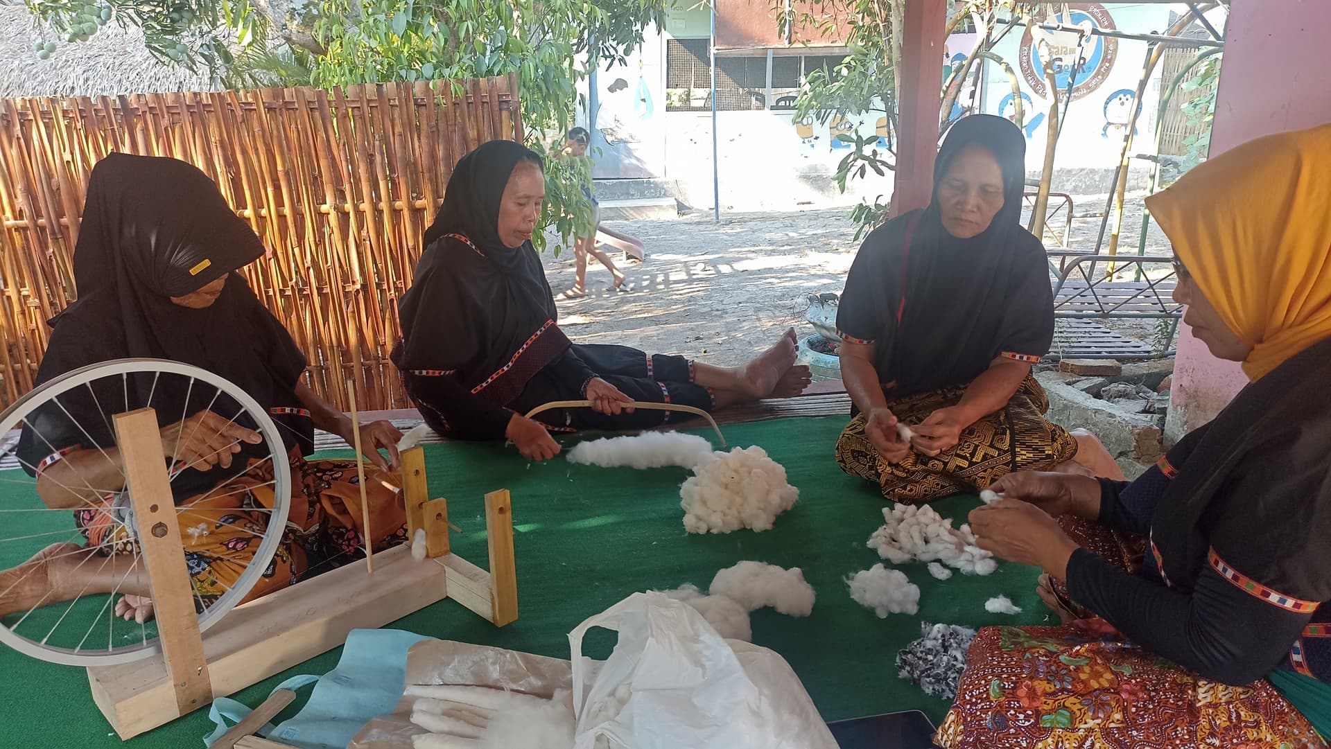 Dari Gerak Kaki Penenun, Energi Bersih Hidupkan Tradisi Sukarara
