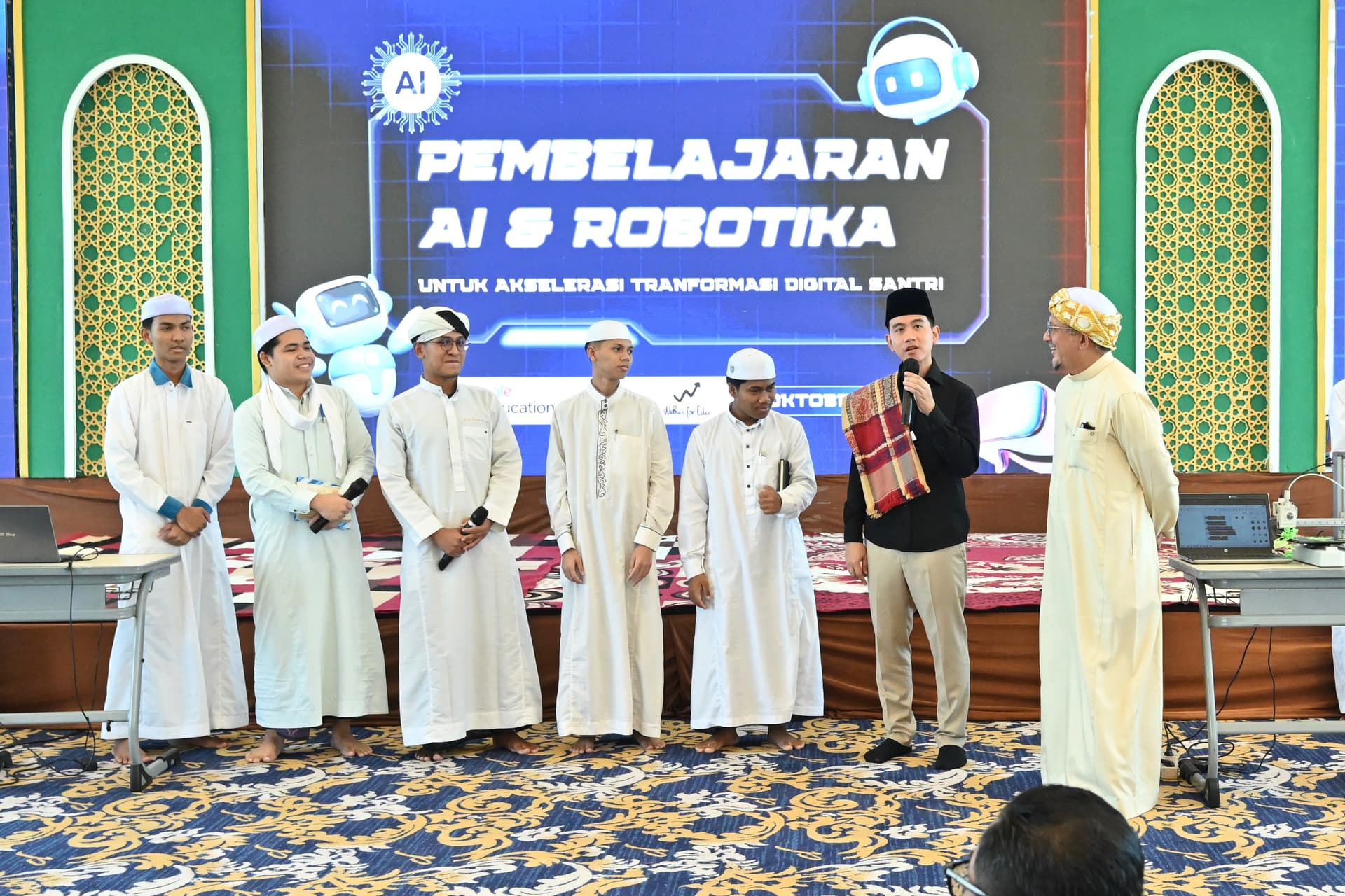 Perkuat Kemandirian Santri di Era Digital, Gibran Tinjau Pelatihan AI dan Robotik di Pasuruan