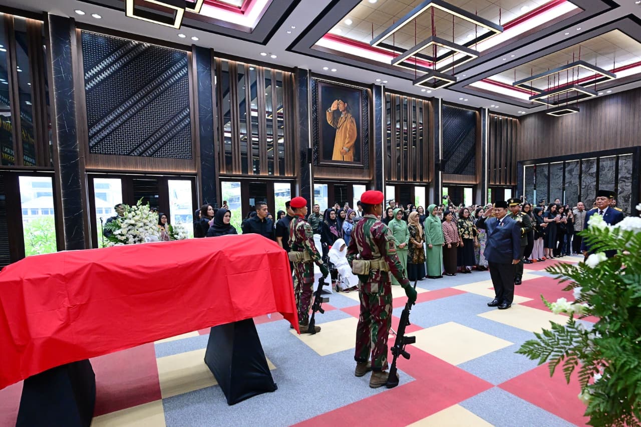 Prabowo Beri Penghormatan Terakhir kepada Almarhum Subagyo HS di Mabesad