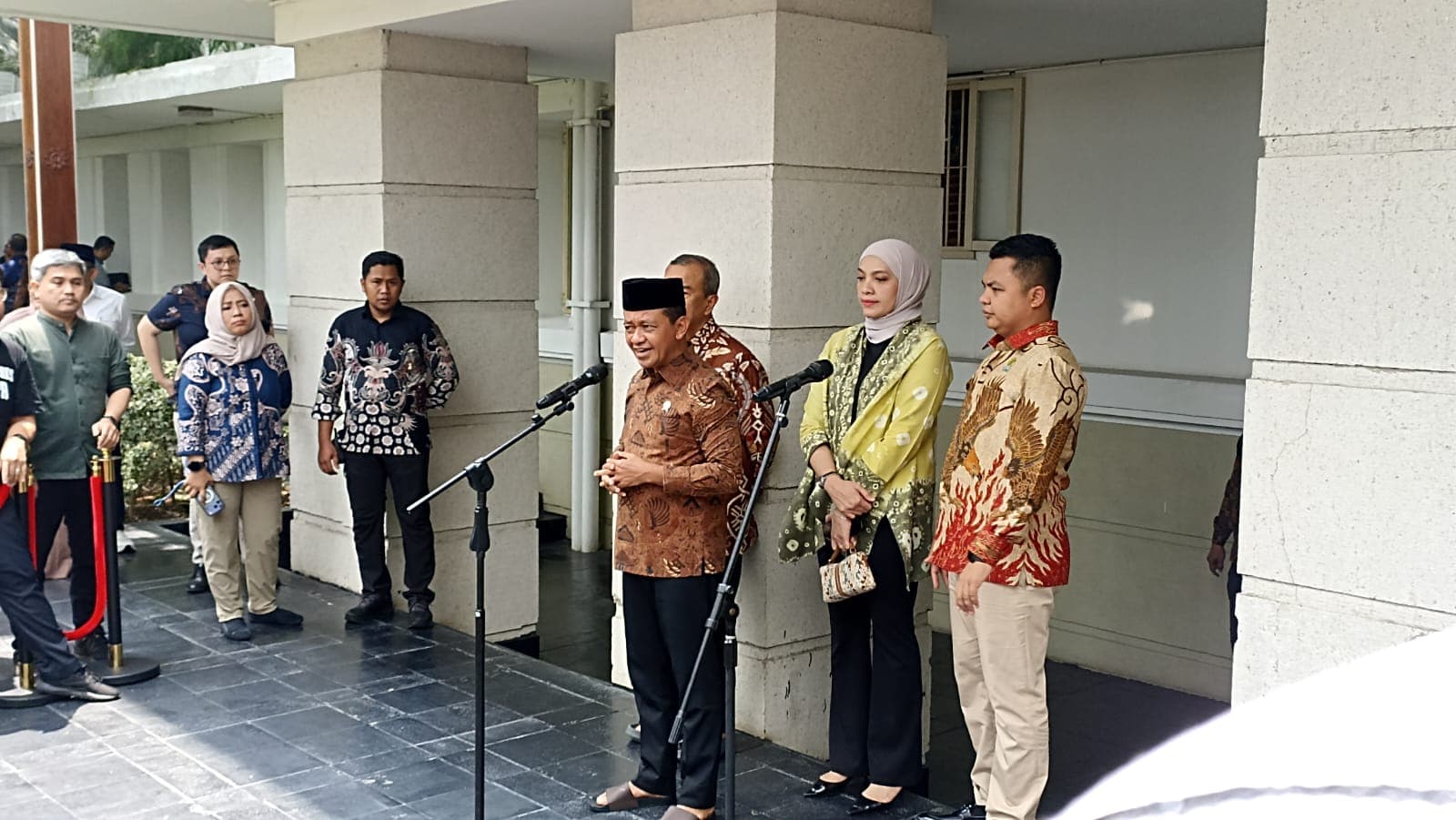 Indonesia’s Subsidized Fuel Buffer Dips to 16 Days as Drivers Abandon Pricier Gasoline