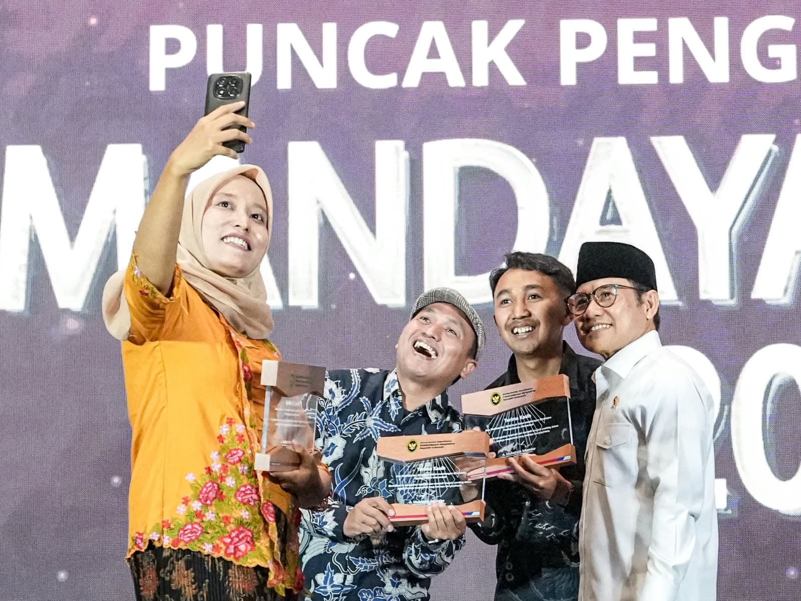 Apresiasi Pejuang Pemberdayaan, Menko Muhaimin Serahkan Mandaya dan Innovilleague Awards 2026