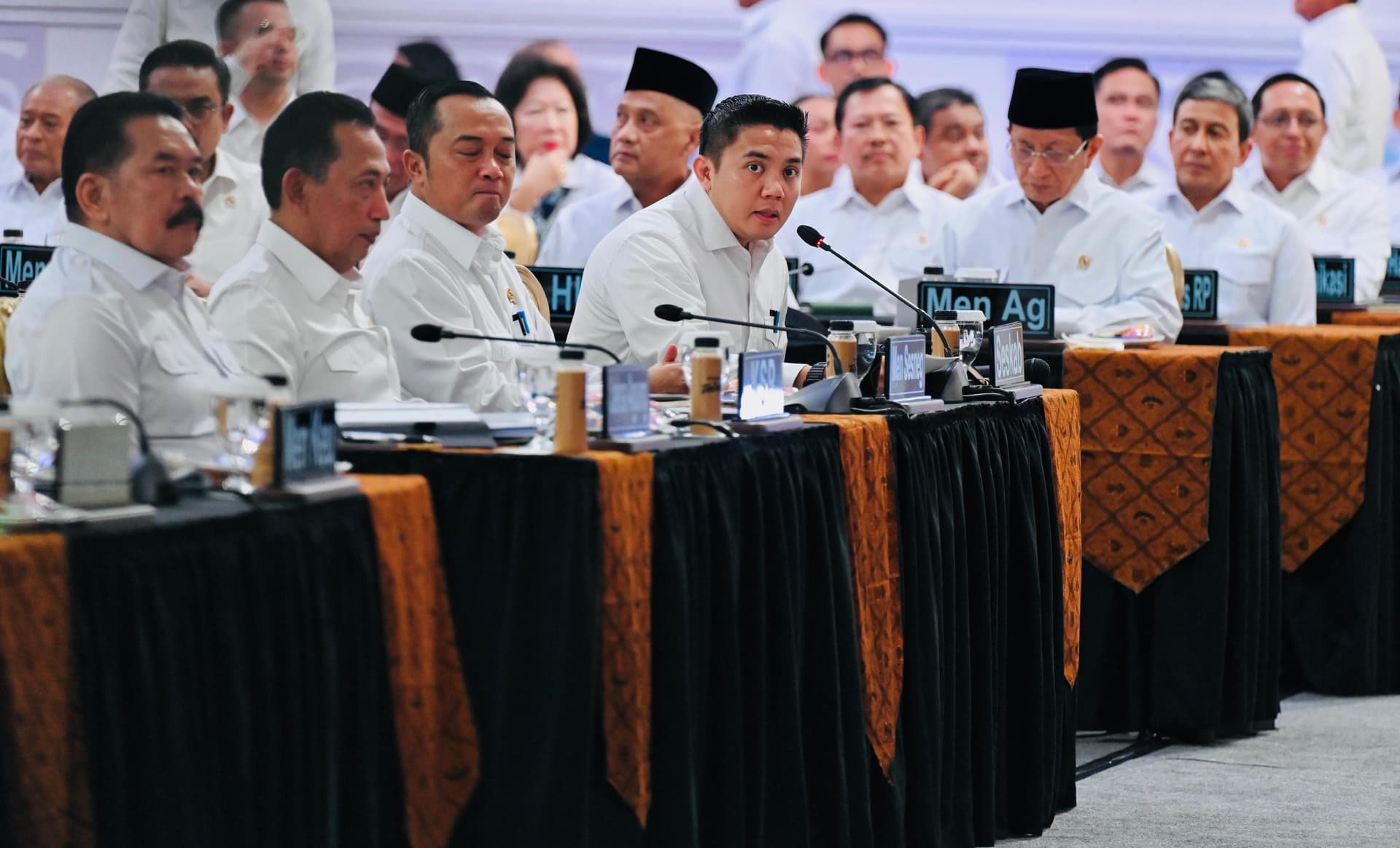 Survei IndocPolls: Seskab Teddy Berkinerja Terbaik, Nusron Wahid Terburuk