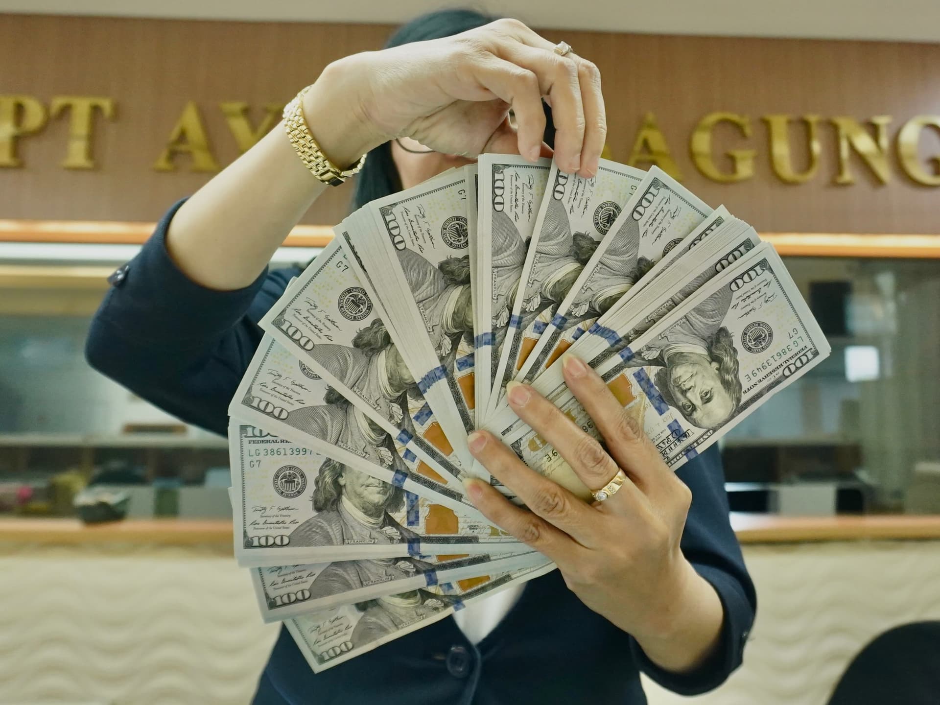 Rupiah Bergerak Melemah ke Posisi Rp 18.045 per Dolar AS
