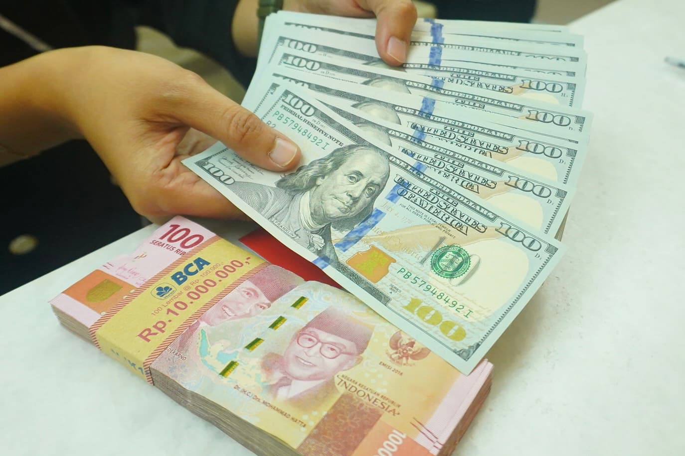 Rupiah Dibuka Menguat Terbatas, Efek Pasar Modal Batasi Penguatan