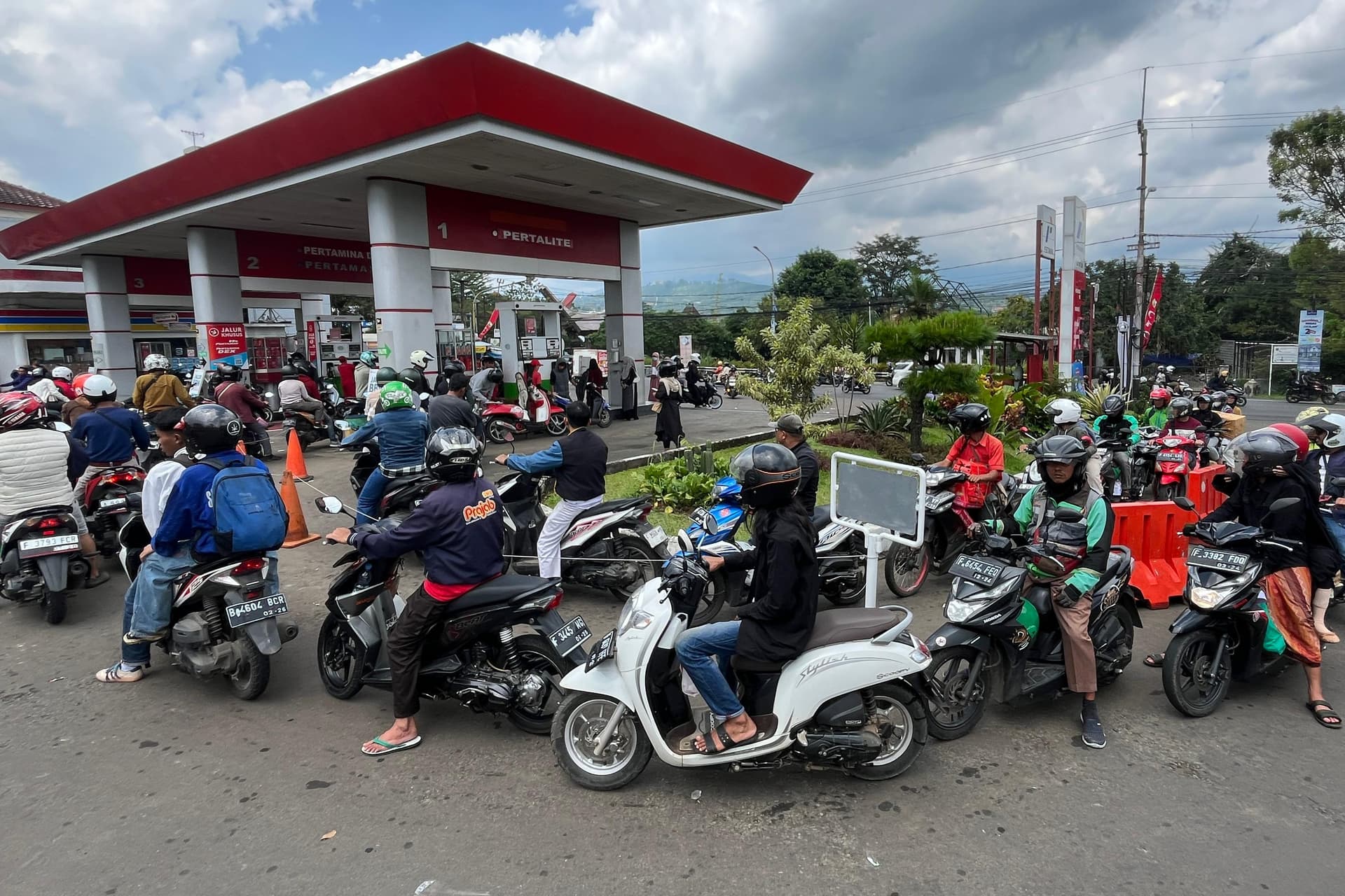 Long Lines at the Pump Hit Bali as Indonesia’s Fuel Distribution Struggles Peak