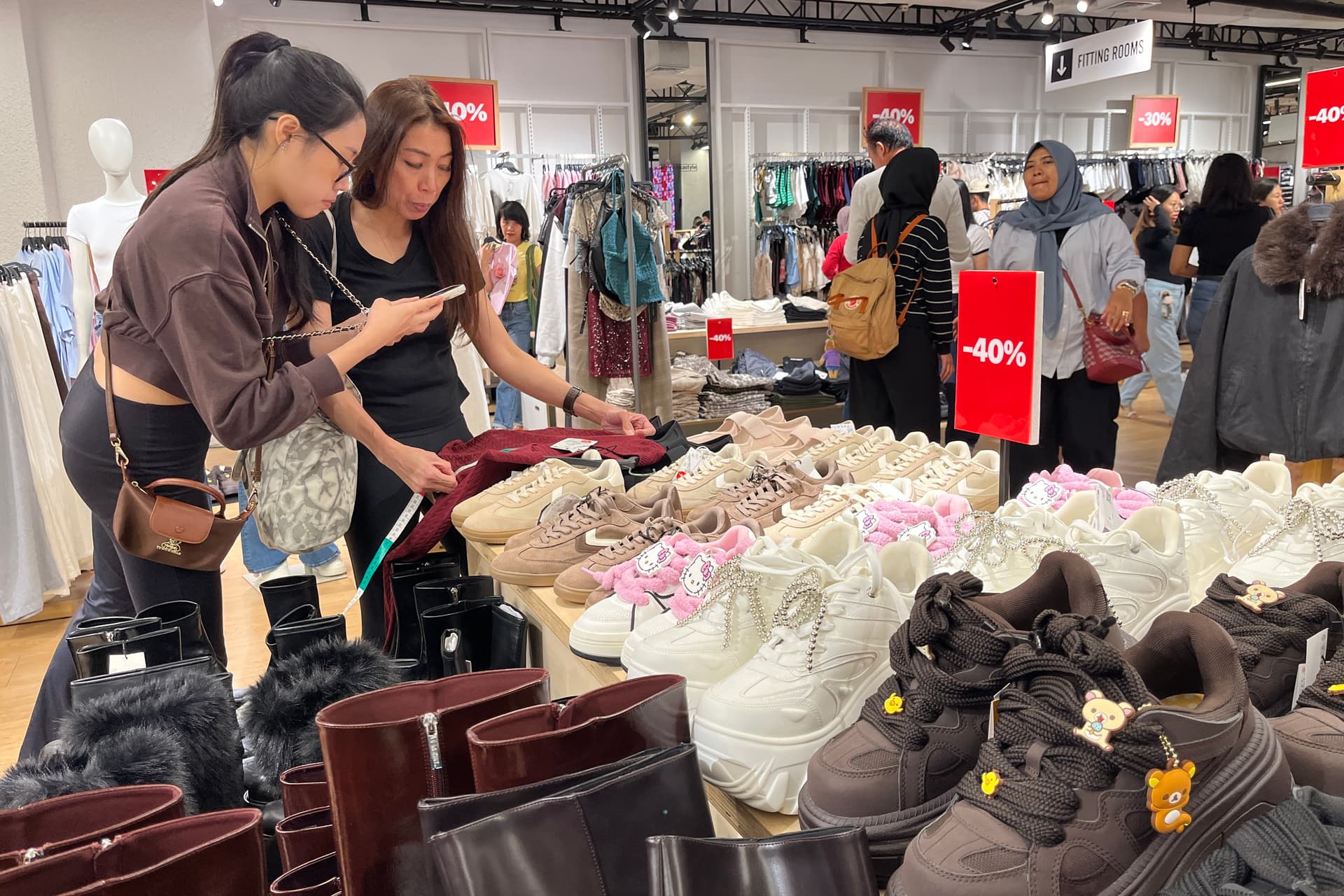 Indonesia’s Wealthy Elite Drives Consumption Surge as Middle Class Faces Squeeze