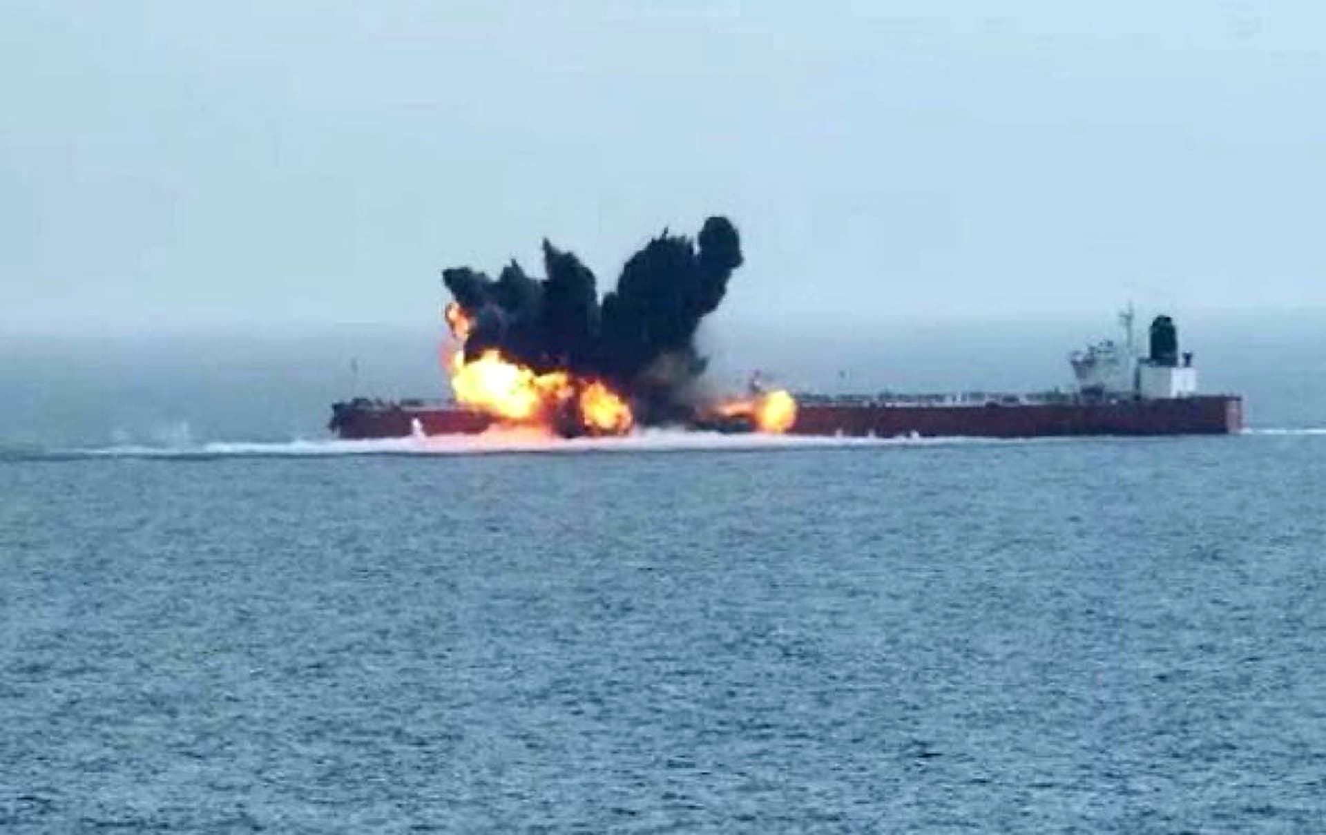 Kapal ADNOC Dihantam Rudal, Ketegangan Hormuz Memuncak di Tengah Tarik-Ulur Kesepakatan Iran-AS
