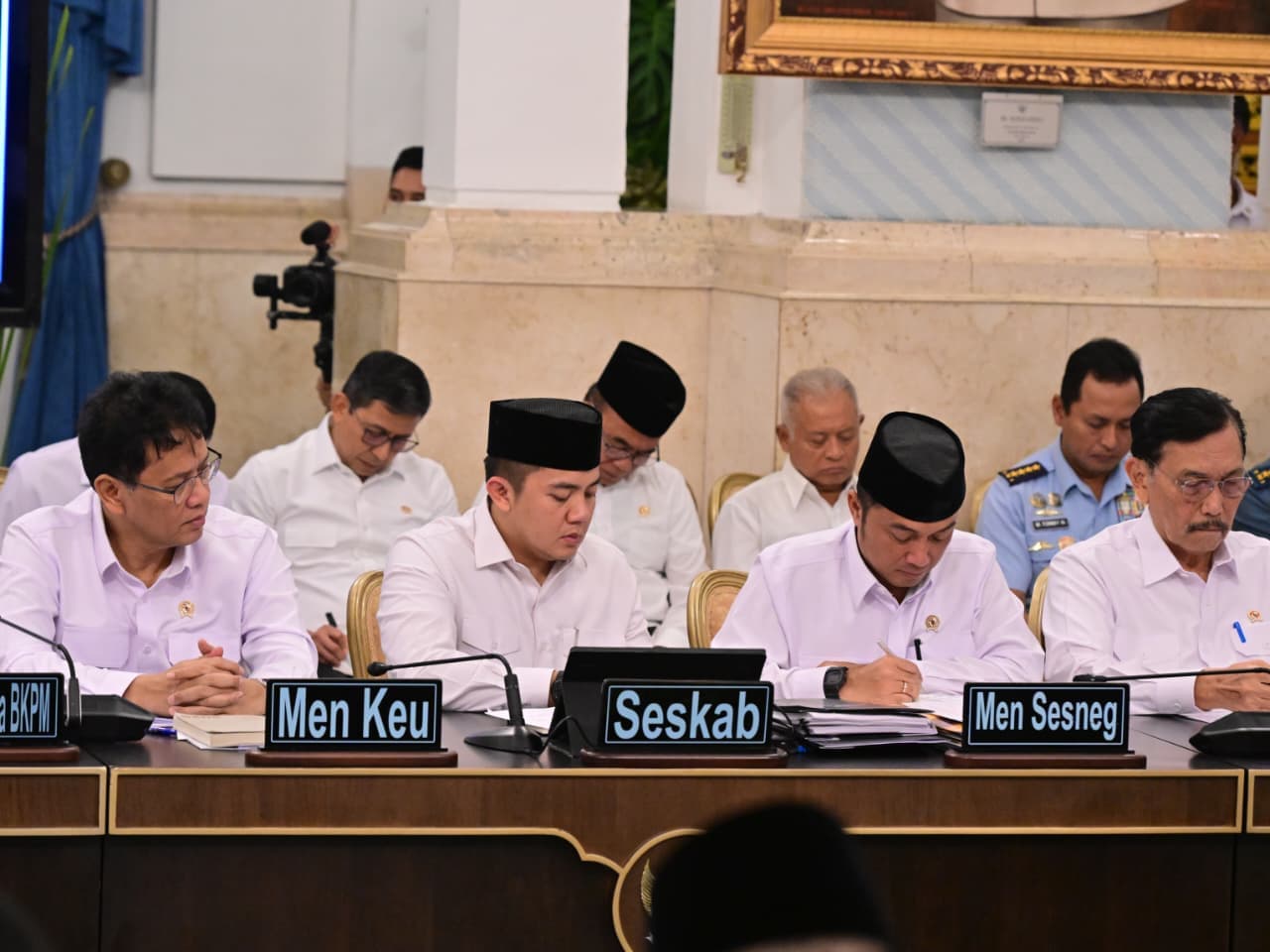 Menkeu Purbaya dan Seskab Teddy Jadi Menteri Berkinerja Terbaik Versi IPO